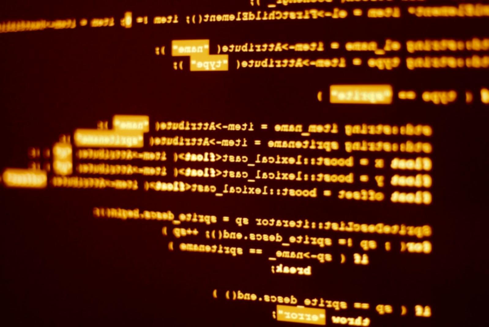 Finansinių duomenų analizė — darbo vieta su ekranais ir grafikais